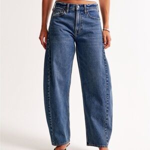 Abercrombie & Fitch Mid Rise Barrel Jean in medium wash